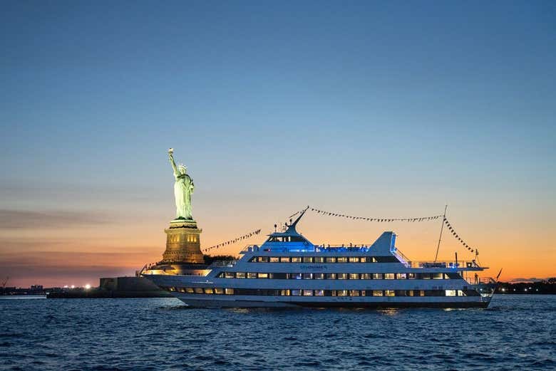 Cruise along the waters of Manhattan